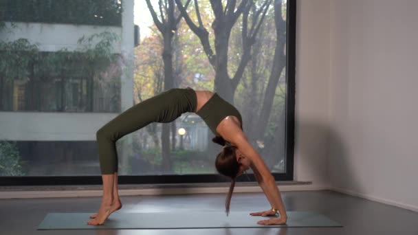 Giovane Ragazza Esegue Esercizi Meditazione Yoga Vicino Alla Finestra Sempre — Video Stock
