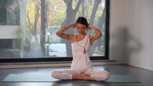 Młoda Dama Białej Sukience Wykonuje Ćwiczenia Jogi Medytacji Coraz Więcej — Wideo stockowe