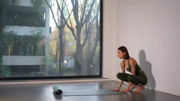 Jovencita Realiza Ejercicios Meditación Yoga Cerca Ventana Cada Vez Más — Vídeo de stock