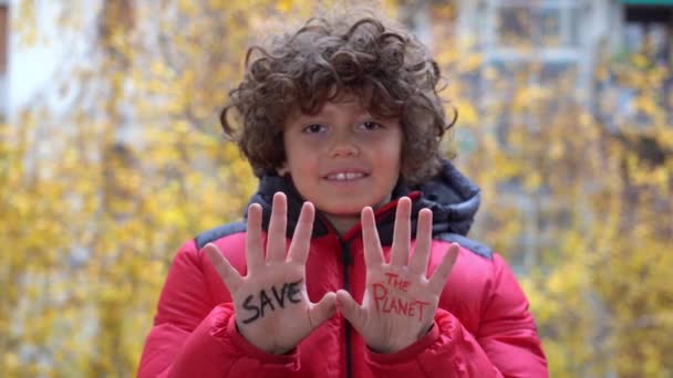 Niño Años Mano Con Escrito Salvar Planeta Calentamiento Global Cambio — Vídeo de stock