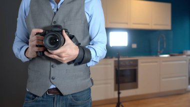 Milan Ocak 2022 Fotoğrafçı gayrimenkul - satılık evlerin iç mekanlarının videoları ve fotoğrafları - mutfaktaki mavi duvarda sahnelenen ev - evde çekilmiş profesyonel fotoğraflar