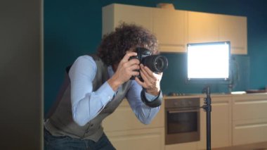 Milan Ocak 2022 Fotoğrafçı gayrimenkul - satılık evlerin iç mekanlarının videoları ve fotoğrafları - mutfaktaki mavi duvarda sahnelenen ev - evde çekilmiş profesyonel fotoğraflar