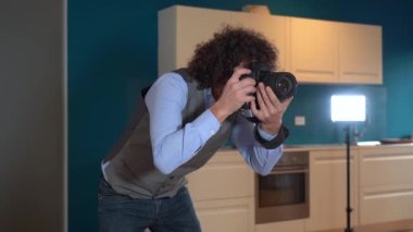 Milan Ocak 2022 Fotoğrafçı gayrimenkul - satılık evlerin iç mekanlarının videoları ve fotoğrafları - mutfaktaki mavi duvarda sahnelenen ev - evde çekilmiş profesyonel fotoğraflar