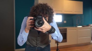 Milan Ocak 2022 Fotoğrafçı gayrimenkul - satılık evlerin iç mekanlarının videoları ve fotoğrafları - mutfaktaki mavi duvarda sahnelenen ev - evde çekilmiş profesyonel fotoğraflar