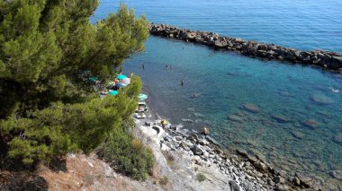 Liguria, Cinque Terre, Framura 'nın insansız hava aracı görüntüsü inanılmaz mavi deniz ve plajlı bir deniz köyü - Kuzey İtalya' da yaz tatili - kıyıları korumak için kaya bariyeri - deniz seviyesini yükseltir