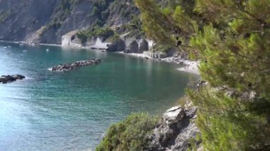 Liguria, Cinque Terre, Framura 'nın insansız hava aracı görüntüsü inanılmaz mavi deniz ve plajlı bir deniz köyü - Kuzey İtalya' da yaz tatili - kıyıları korumak için kaya bariyeri - deniz seviyesini yükseltiyor