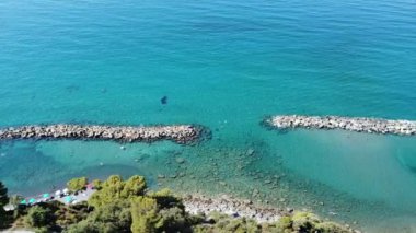 Liguria, Cinque Terre, Framura 'nın insansız hava aracı görüntüsü inanılmaz mavi deniz ve plajlı bir deniz köyü - Kuzey İtalya' da yaz tatili - kıyıları korumak için kaya bariyeri - deniz seviyesini yükseltiyor