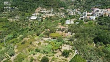 İtalya, Liguria, Cinque Terre, Framura 'nın insansız hava aracı görüntüsü - Setta ve Costa bölgesi - Vernazza ve Riomaggiore yakınlarındaki bir deniz köyü