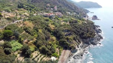 Liguria, Cinque Terre, Framura 'nın insansız hava görüntüsü inanılmaz mavi deniz ve plajlı bir deniz köyü - Kuzey İtalya' da yaz tatili - deniz ve tren yolu boyunca yaya yürüyüşü