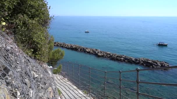 리구리아 만큼푸른 해변으로 뒤덮인 무라의해 마을의 이탈리아 북부의 여름철 해안을 — 비디오