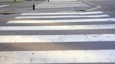 Milan 2022 - Milano şehir merkezindeki araba sokağındaki trafik ışığı yakınındaki siyah beyaz yaya geçidini geçen trafik arabası - Kirlilik ve Lombardy 'nin havasında PM10