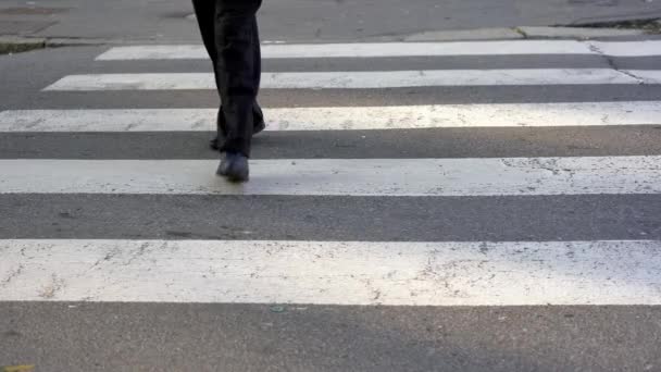 Milaan 2022 Verkeerswagen Passeert Het Zwart Wit Kruispunt Van Weg — Stockvideo