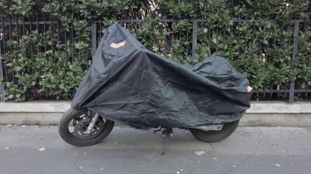 冬の寒さや夏の太陽からバイクを保護するためにターパリン 普遍的な雨のカバー — ストック動画