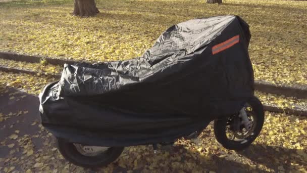 Motosikleti Kaplamak Kışın Soğuktan Yazın Güneşten Korumak Için Tente Evrensel — Stok video