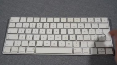 İşadamı çalışmayan bilgisayar ve klavyeyi yumrukluyor - ofiste çalışan ve akıllı çalışan - internet ve modern teknolojiye karşı histerikler, çevrimiçi bağımlılık - virüs ve hackerlar