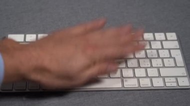 İşadamı çalışmayan bilgisayar ve klavyeyi yumrukluyor - ofiste çalışan ve akıllı çalışan - internet ve modern teknolojiye karşı histerikler, çevrimiçi bağımlılık - virüs ve hackerlar