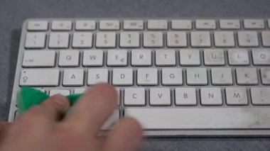 İş adamı bilgisayarı temizler ve yıkar ve klavyeyi ofiste ve evde çalışır - kirli klavye - kullanmak için kirli klavyeyi temizler