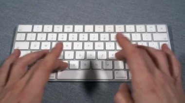 Bir çalışma istasyonundaki bilgisayar klavyesine bir metin yazmak - yeni bir algoritma programlayan hackerların elleri
