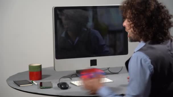 Szalony Biznesmen Miejscu Pracy Smart Pracujący Domu Wyłącza Komputer Gra — Wideo stockowe