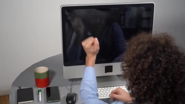 Biznesmen Uderza Komputer Klawiaturę Która Nie Działa Problemy Pracy Biurze — Wideo stockowe