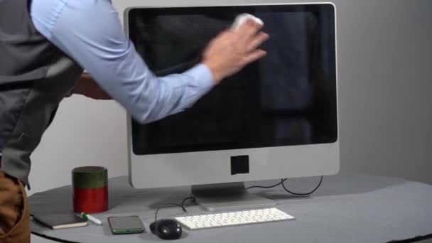 Biznesmen Czyszczenie Mycie Komputera Klawiatury Biurze Domu Stacji Roboczej Wyczyścić — Wideo stockowe