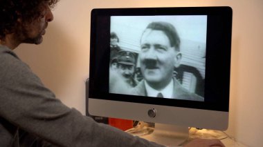 Avrupa, Milan 2022 - Dizüstü bilgisayardaki Televizyon Haberleri - Adolf Hitler Nazi belgeseli