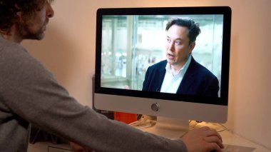 Europe, Milan 2022 - Watching Television News in a laptop computer - Elon Musk interview