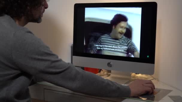 Europe Milan 2022 Watching Television News Laptop Computer Pablo Escobar — Stockvideo