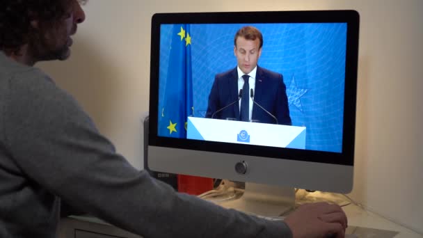 Europe Milan 2022 Watching Television News Laptop Computer Emmanuel Macron — Video