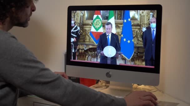 Europe Milan 2022 Watching Television News Laptop Computer Mario Draghi — Stockvideo