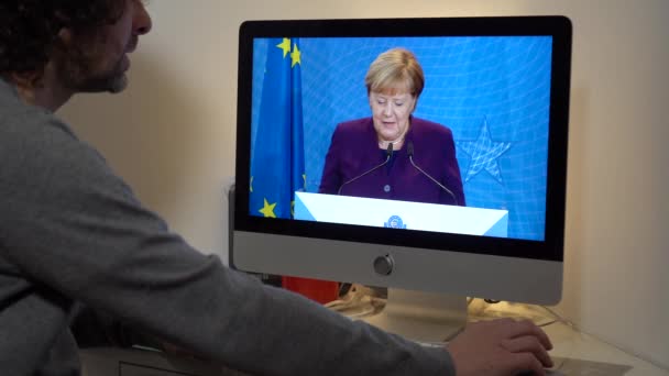 Europe Milan 2022 Watching Television News Laptop Computer Angela Merkel — Stock Video