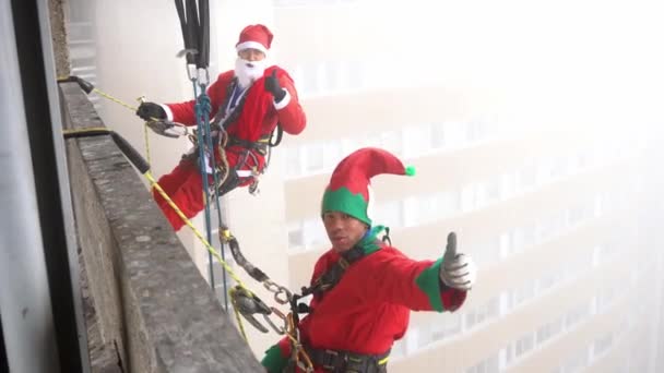 Milan Santa Claus Acrobático Sus Elfos Descienden Desde Arriba Saludan — Vídeos de Stock