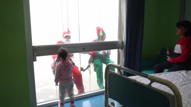 Mediolan Akrobatyczny Święty Mikołaj Jego Elfy Schodzą Góry Witają Dzieci — Wideo stockowe