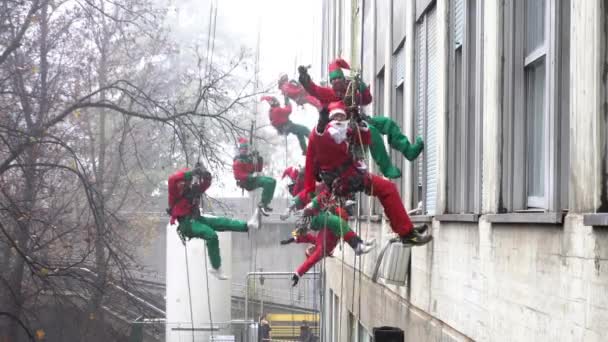 ミラノ アクロバットサンタクロースと彼のエルフは上から降りて クリスマス休暇中にサンパウロ病院の小児病棟で入院子供たちを迎える — ストック動画