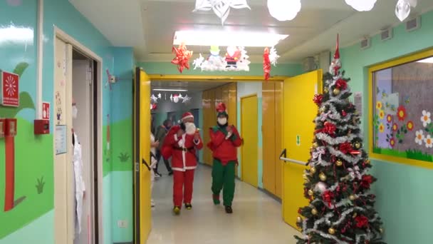 Milan Acrobatic Santa Claus His Elves Descend Greet Children Hospitalized — Stock Video