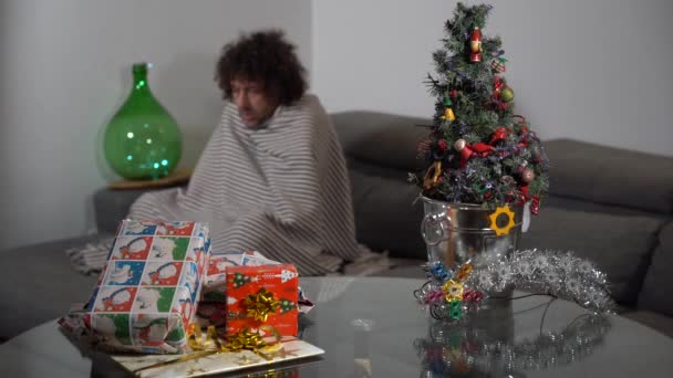 Uomo Single Trascorre Giorno Natale Casa Solo Albero Natale Una — Video Stock