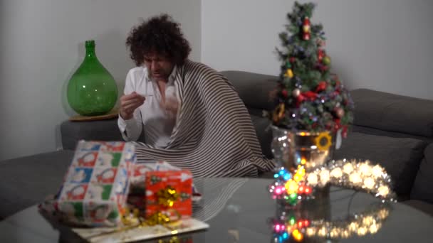 Singolo Uomo Trascorre Giorno Natale Casa Solo Albero Natale Ammalarsi — Video Stock
