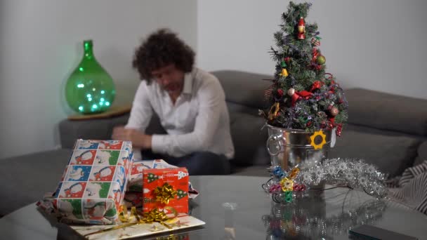 Uomo Single Trascorre Giorno Natale Casa Solo Albero Natale Regali — Video Stock