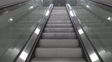 Metro istasyonunda yürüyen merdiven.