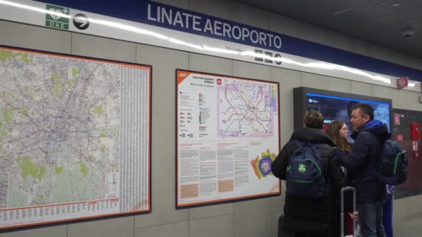 意大利 米兰2023 通往林泰特机场和达特奥地铁站的4号线 没有售票员的自动电气化列车 伦巴第市中心的公共交通 — 图库视频影像