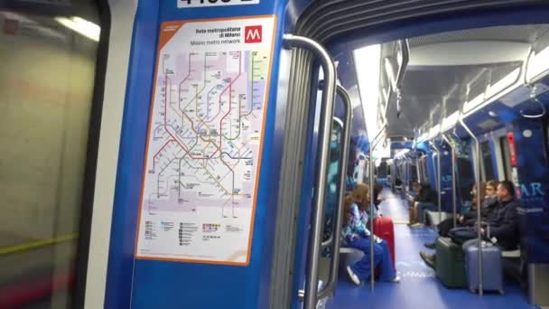 이탈리아 밀라노 2023 지하철 지휘자없는 롬바르디아 중심가의 교통수단 — 비디오