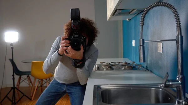 Photographer Man Taking Pictures Video Apartment Real Estate Home Photoshoot — Stock fotografie