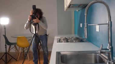 Milan Ocak 2022 Fotoğrafçı gayrimenkul - satılık evlerin iç mekanlarının videoları ve fotoğrafları - mutfaktaki mavi duvarda sahnelenen ev - evde çekilmiş profesyonel fotoğraflar