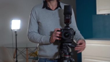 Milan Ocak 2022 Fotoğrafçı gayrimenkul - satılık evlerin iç mekanlarının videoları ve fotoğrafları - mutfaktaki mavi duvarda sahnelenen ev - evde çekilmiş profesyonel fotoğraflar