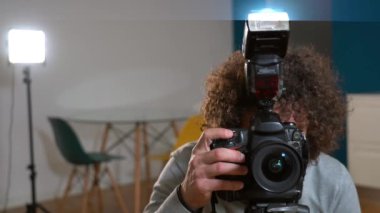 Milan Ocak 2022 Fotoğrafçı gayrimenkul - satılık evlerin iç mekanlarının videoları ve fotoğrafları - mutfaktaki mavi duvarda sahnelenen ev - evde çekilmiş profesyonel fotoğraflar