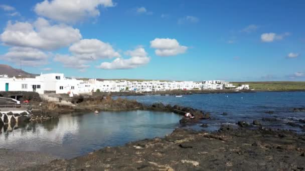 Hiszpania Lanzarote Wyspa Kanaryjska Widok Drona Piękny Krajobraz Wyspy Oceanu — Wideo stockowe