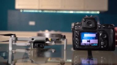 Milan Ocak 2022 Fotoğrafçı gayrimenkul - satılık evlerin iç mekanlarının videoları ve fotoğrafları - mutfaktaki mavi duvarda sahnelenen ev - evde çekilmiş profesyonel fotoğraflar