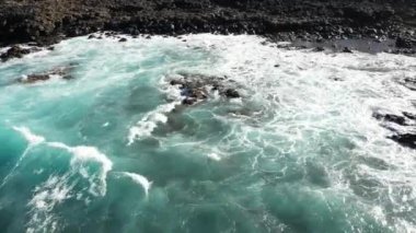 İspanya, Lanzarote, Kanarya Adası - Atlantik Okyanusu 'nun güzel manzarasının insansız hava aracı görüntüsü - dalgalar kayalara çarpar