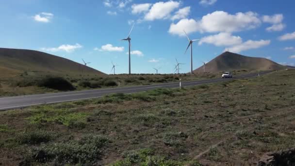 工場のドローンビュー クリーン電力の生産のための風力タービン 緑の経済と環境の持続可能性 気候変動 地球温暖化に対する地球の概念を保存 Lanzarote — ストック動画