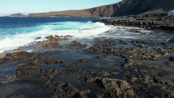スペイン ランサローテ島 カナリア島 大西洋の島の美しい風景のドローンビュー — ストック動画